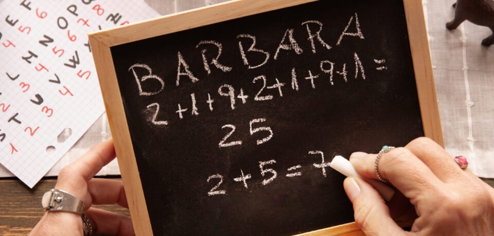 concepto-de-numerologia-con-pizarra-plana